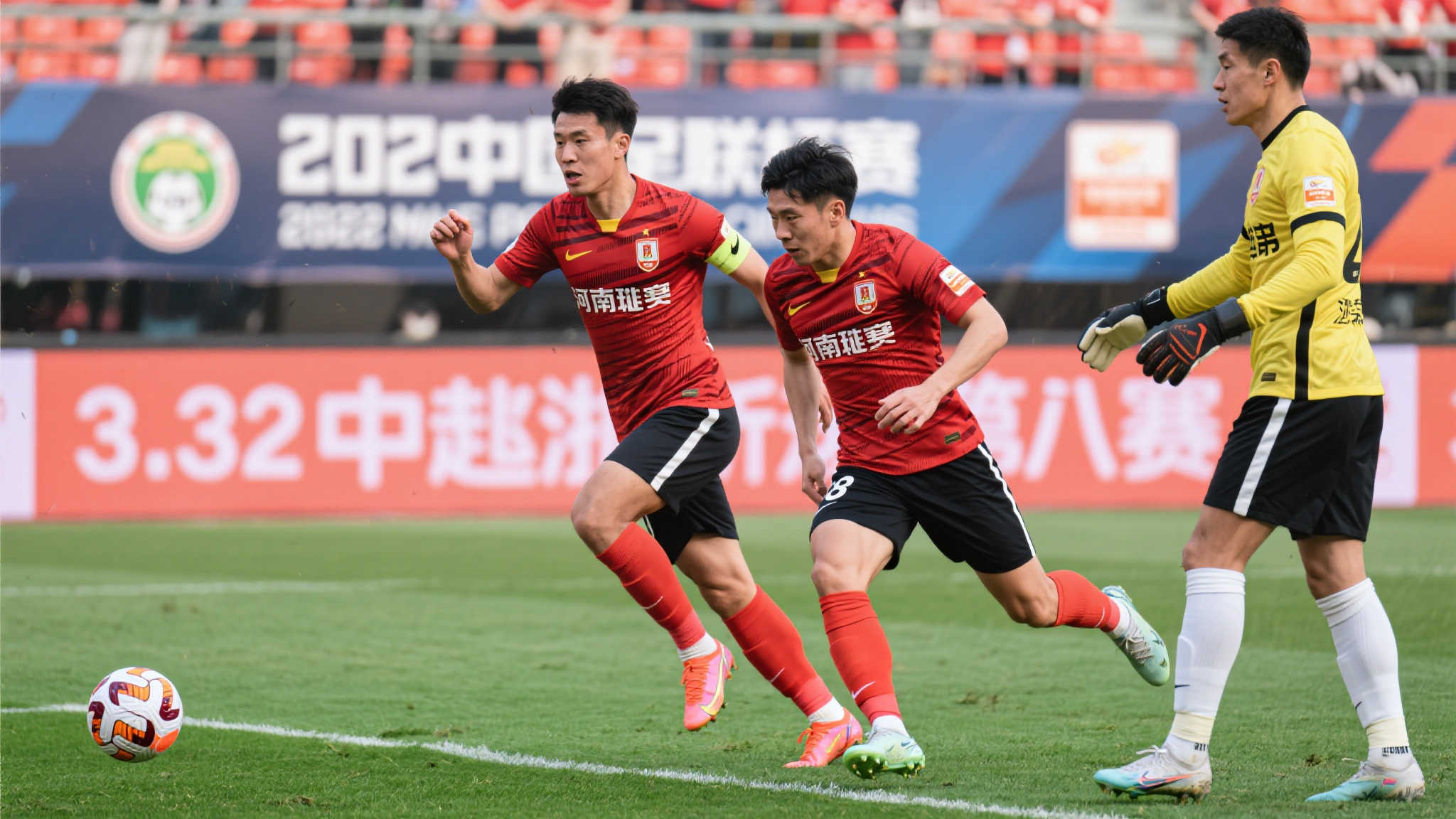 在最近一场备受瞩目的足协杯比赛中，河南队以3-2的